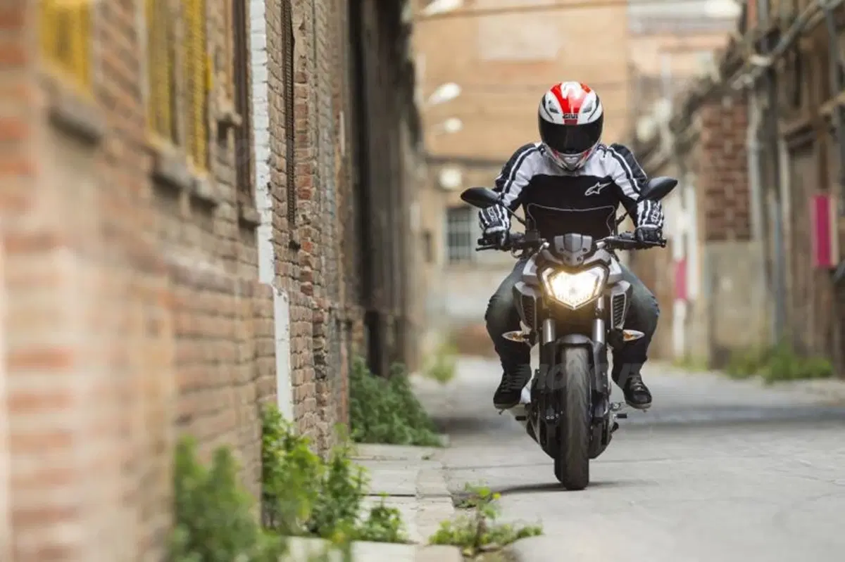Yamaha MT-125 e YZF-R 125 (48)