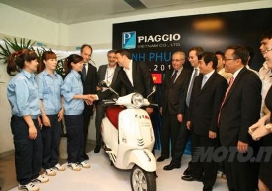 Renzi in visita allo stabilimento Piaggio in Vietnam