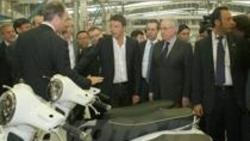 Renzi in visita allo stabilimento Piaggio in Vietnam