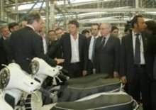 Renzi in visita allo stabilimento Piaggio in Vietnam