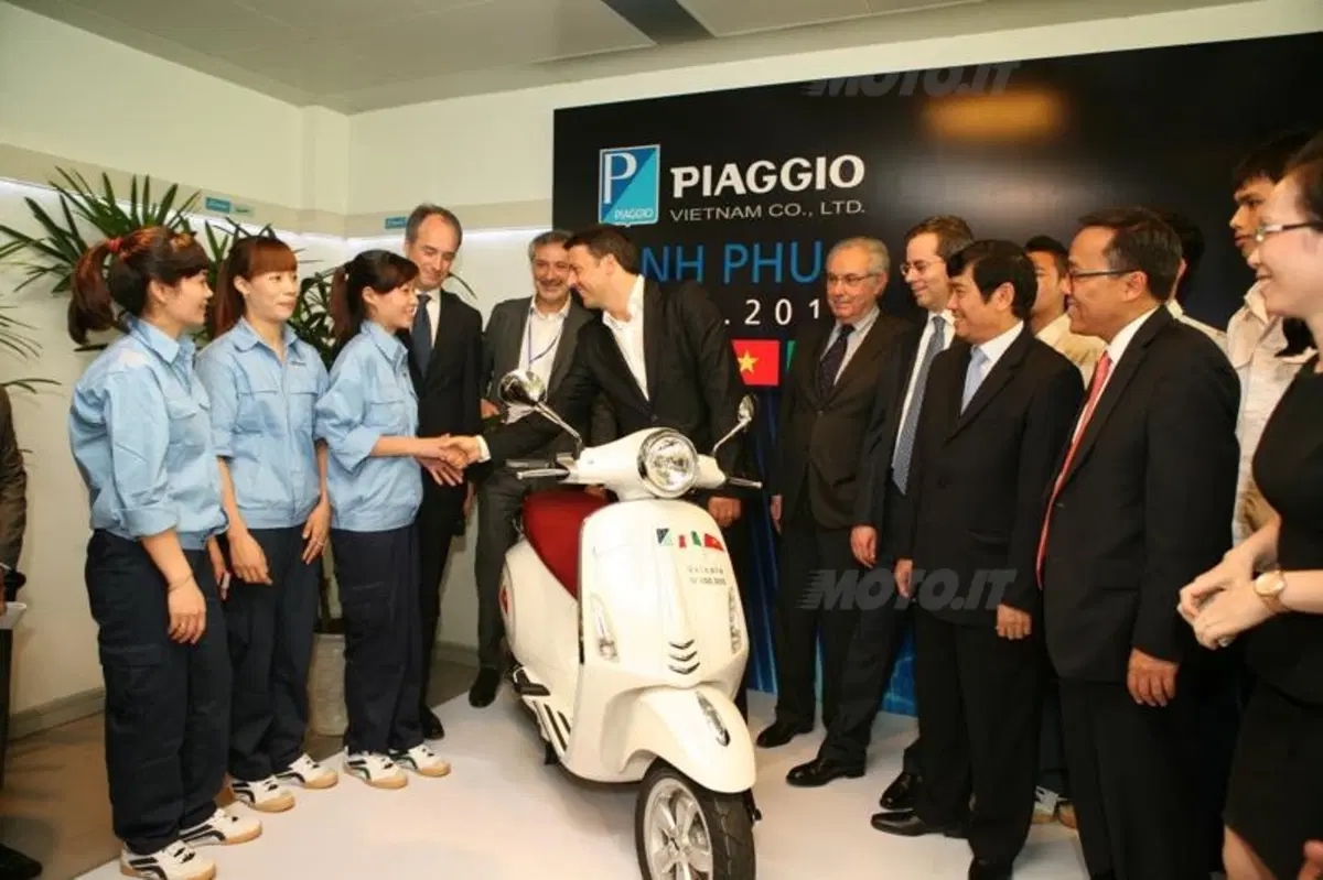 Renzi in visita allo stabilimento Piaggio in Vietnam