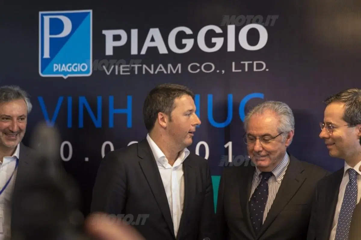 Renzi in visita allo stabilimento Piaggio in Vietnam (2)