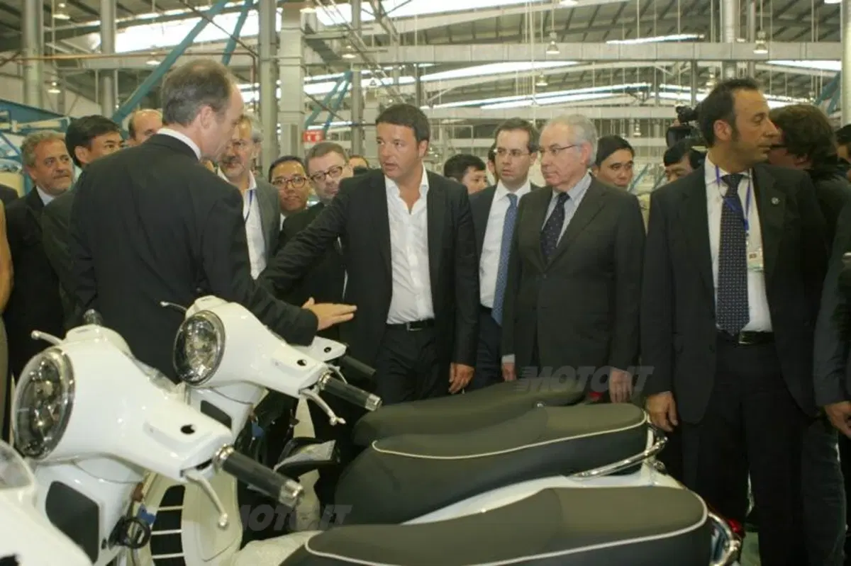 Renzi in visita allo stabilimento Piaggio in Vietnam (3)
