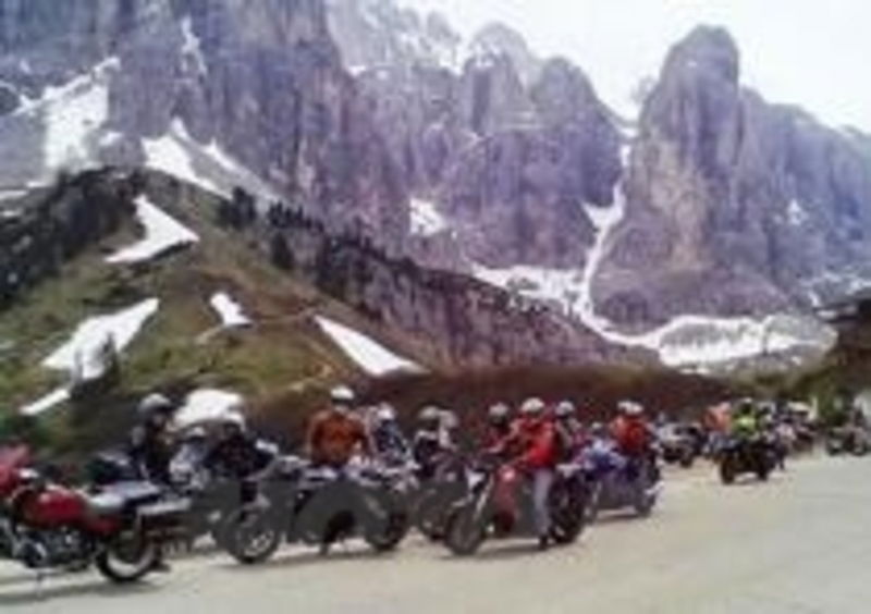 Dolomiti e moto invadenti
