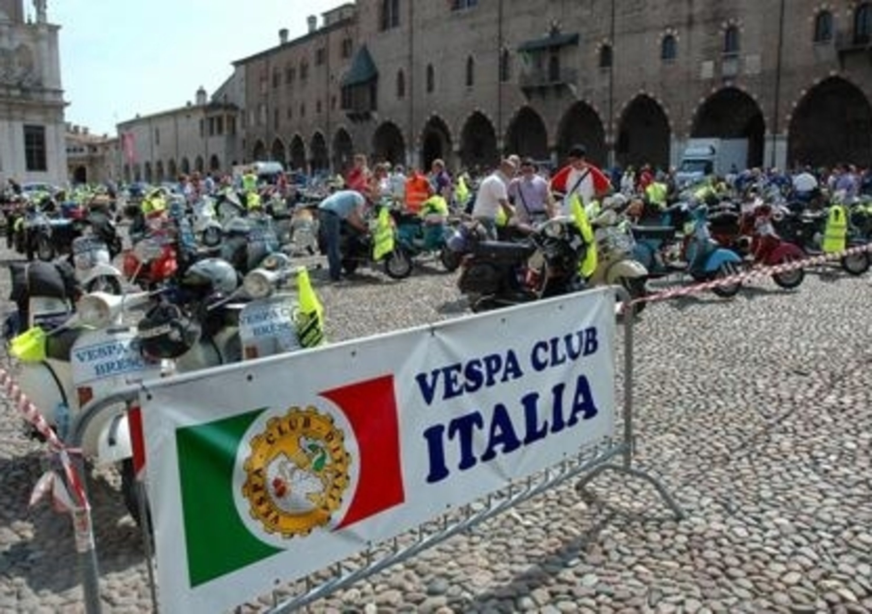 Iniziati a Mantova i Vespa World Days: 4.000 le Vespa