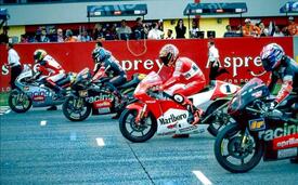 Mugello 1997, tre Aprilia 250RS in prima fila. Biaggi è terzo in griglia con la Honda