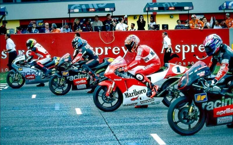 Mugello 1997, tre Aprilia 250RS in prima fila. Biaggi &egrave; terzo in griglia con la Honda