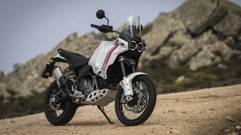 Ducati DesertX: chi c'&egrave; dietro? Ce la raccontano Claudio De Angeli e Davide Previtera [VIDEO]