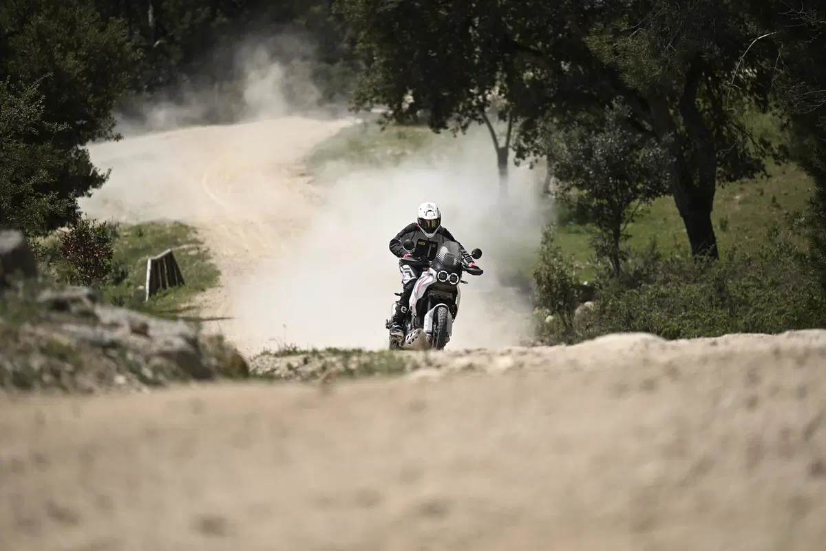 Ducati DesertX 2022 TEST: come va, pro e contro della nuova maxienduro italiana! (2)