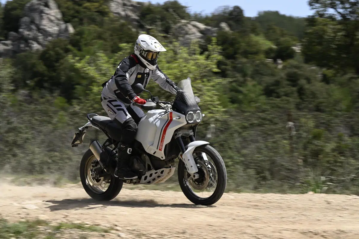 Ducati DesertX 2022 TEST: come va, pro e contro della nuova maxienduro italiana! (5)
