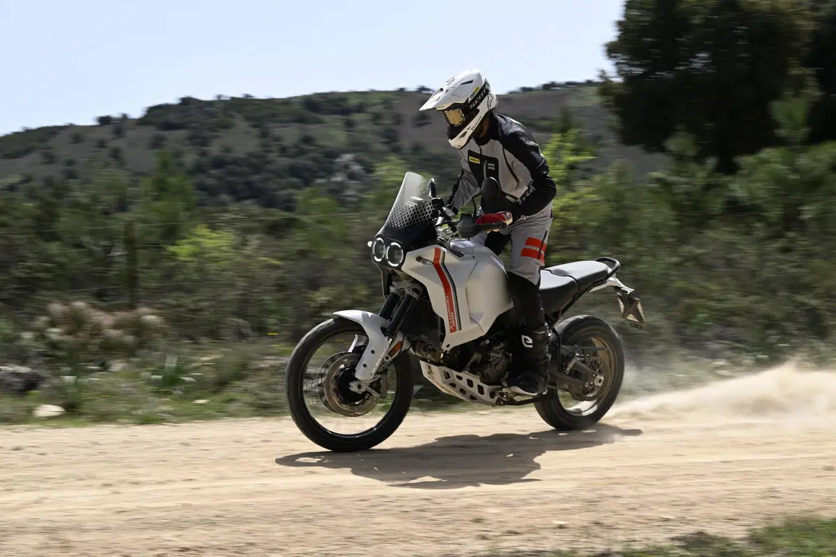 Ducati DesertX 2022 TEST: come va, pro e contro della nuova maxienduro italiana! (7)