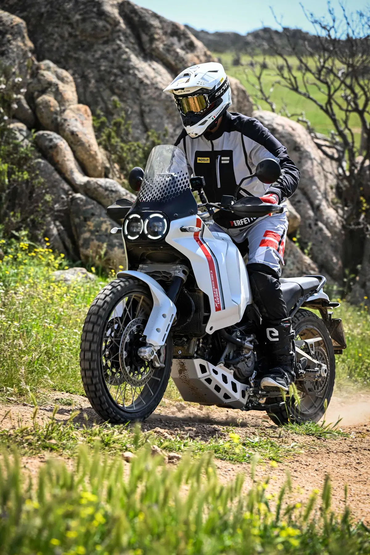Ducati DesertX 2022 TEST: come va, pro e contro della nuova maxienduro italiana! (8)