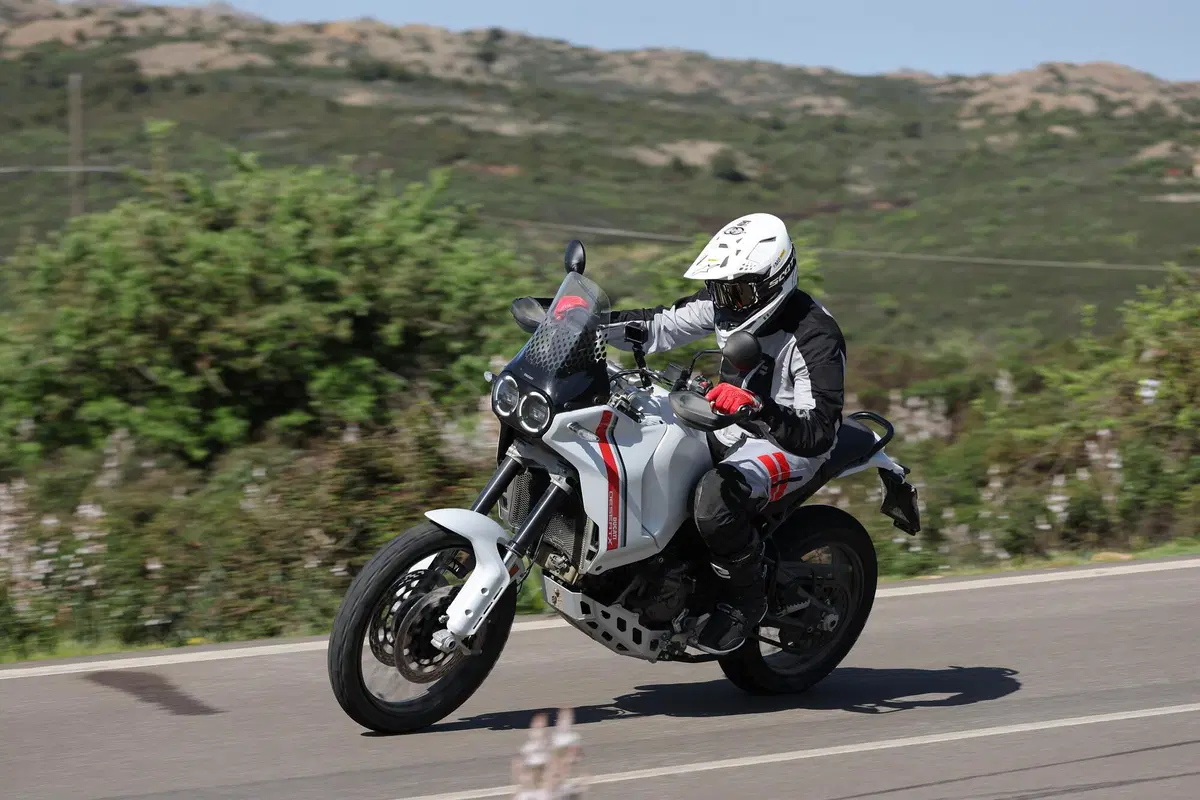Ducati DesertX 2022 TEST: come va, pro e contro della nuova maxienduro italiana! (12)