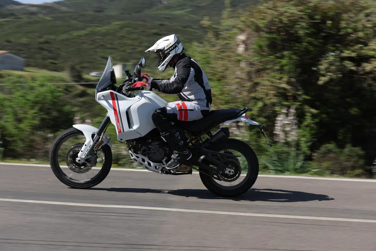 Ducati DesertX 2022 TEST: come va, pro e contro della nuova maxienduro italiana! (13)