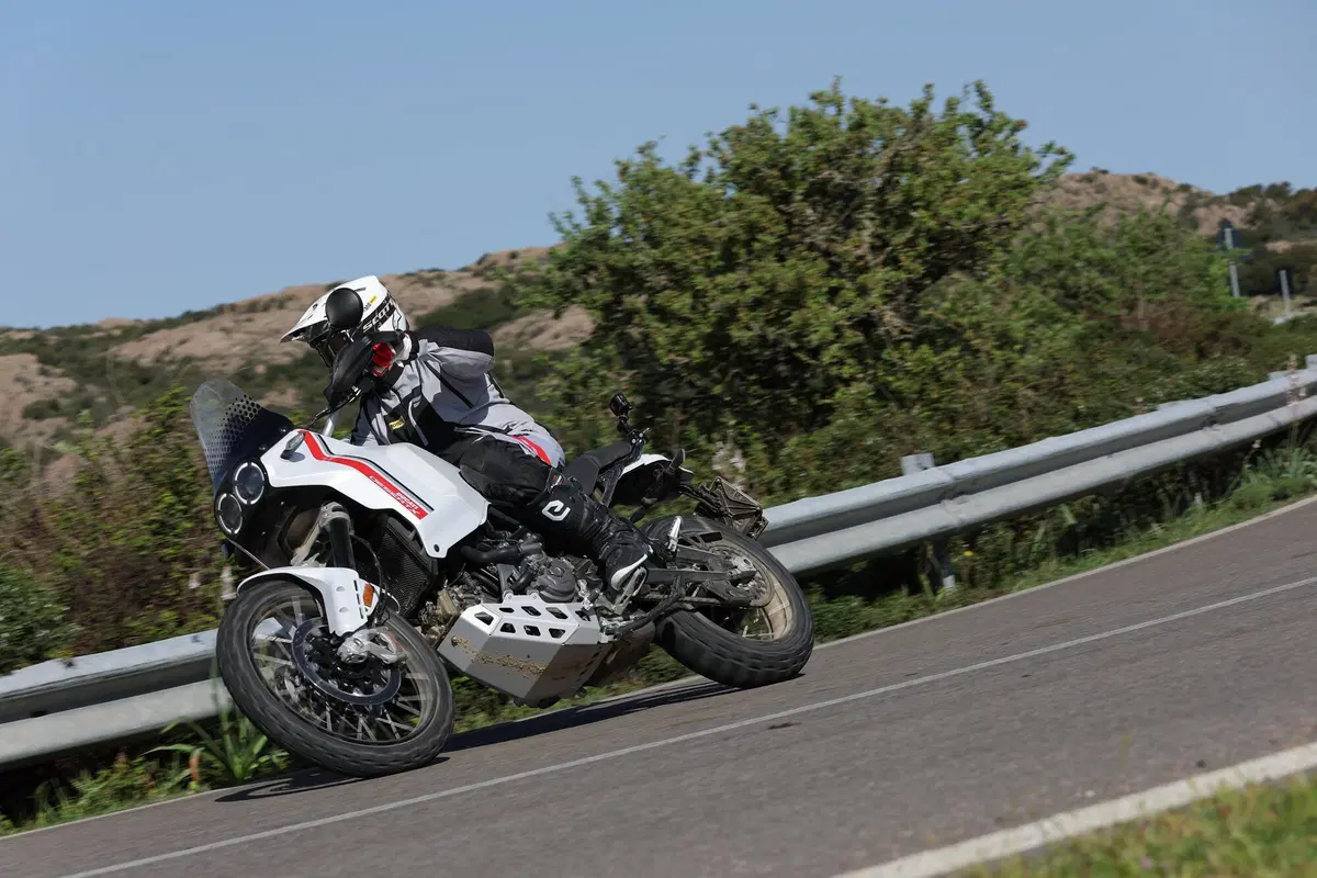 Ducati DesertX 2022 TEST: come va, pro e contro della nuova maxienduro italiana! (15)