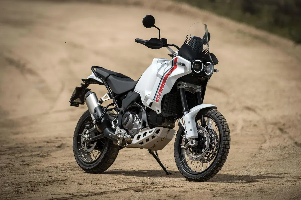 Ducati DesertX 2022 TEST: come va, pro e contro della nuova maxienduro italiana! (16)