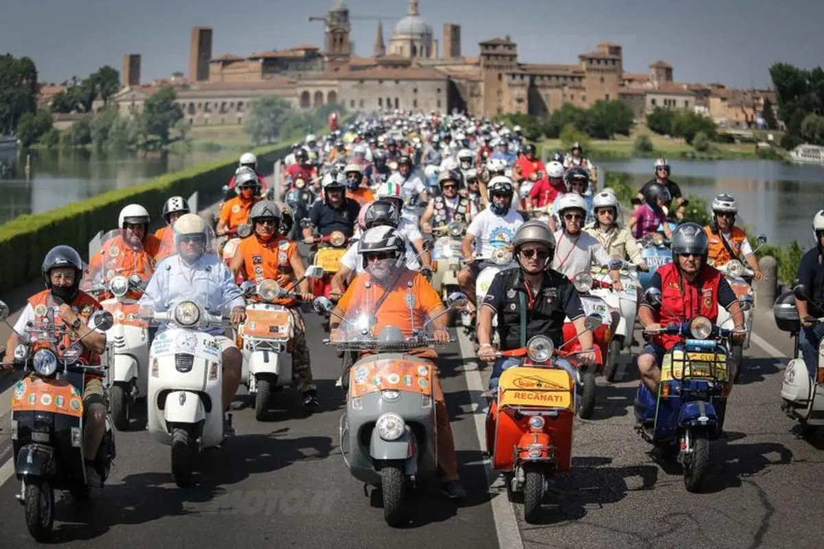 Vespa World Days: 10.000 le Vespa presenti alla City Parade (19)