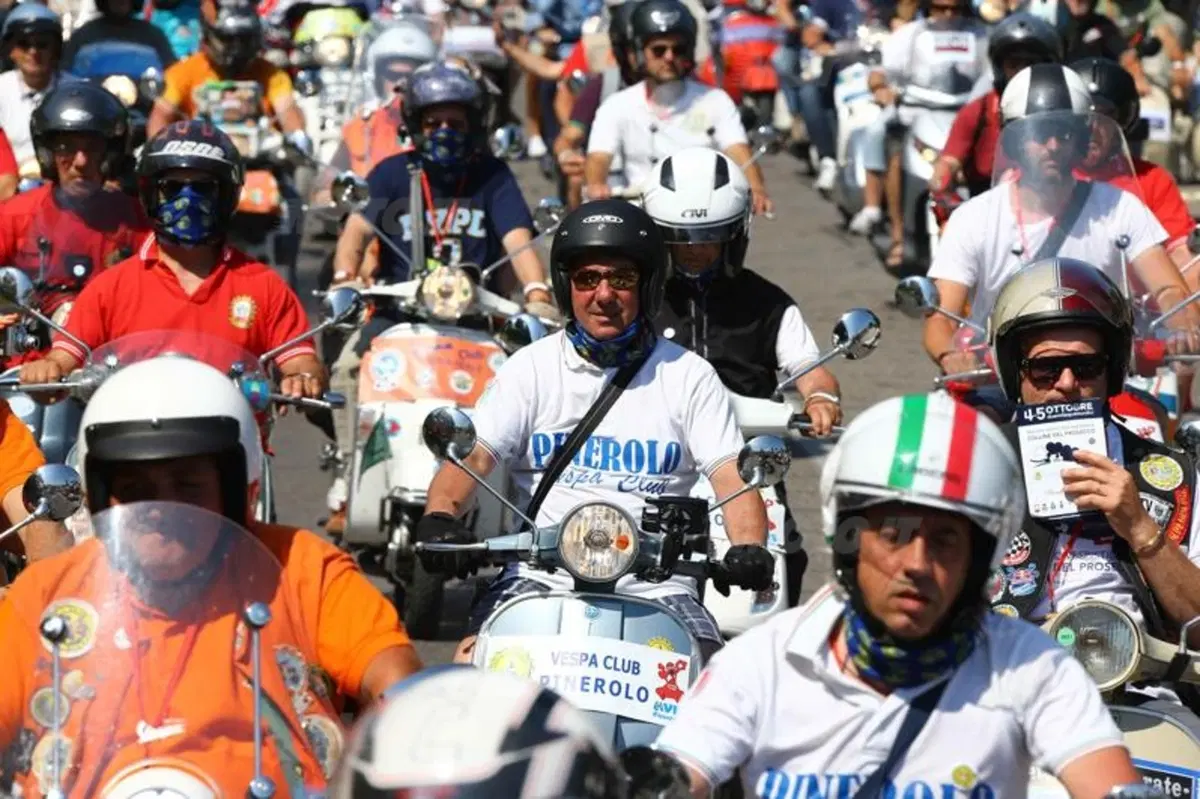 Vespa World Days: 10.000 le Vespa presenti alla City Parade (20)
