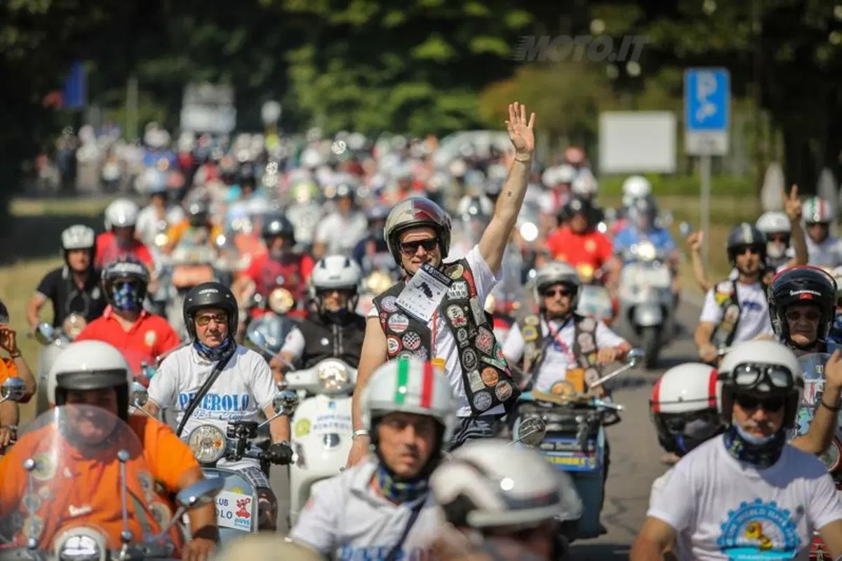 Vespa World Days: 10.000 le Vespa presenti alla City Parade (22)