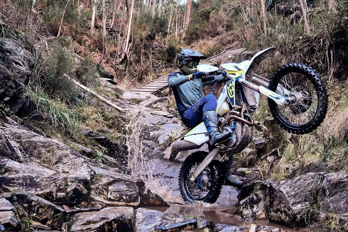 Ecco le Husqvarna FE e TE Enduro 2023. La novità e i prezzi (2)