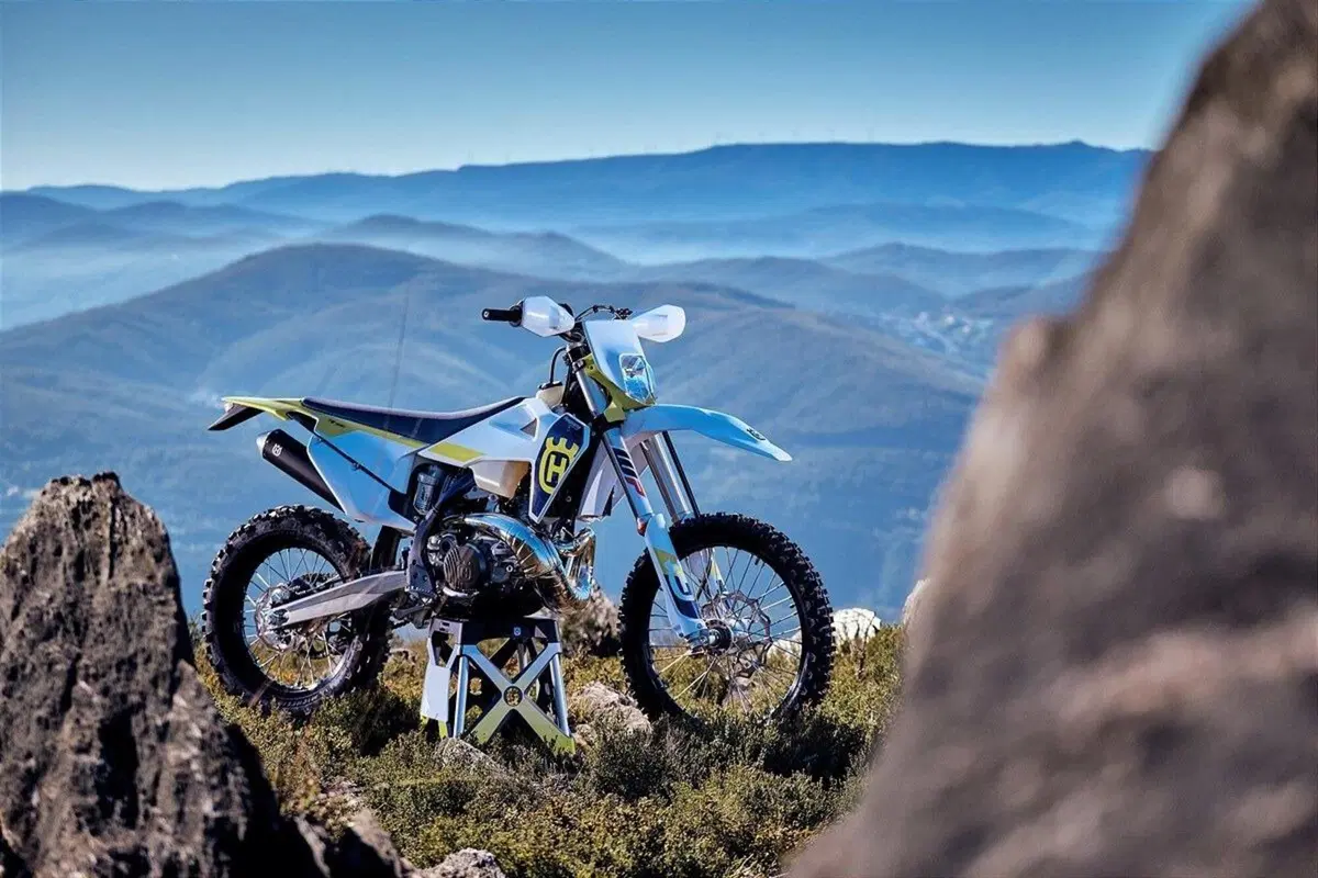 Ecco le Husqvarna FE e TE Enduro 2023. La novità e i prezzi (11)