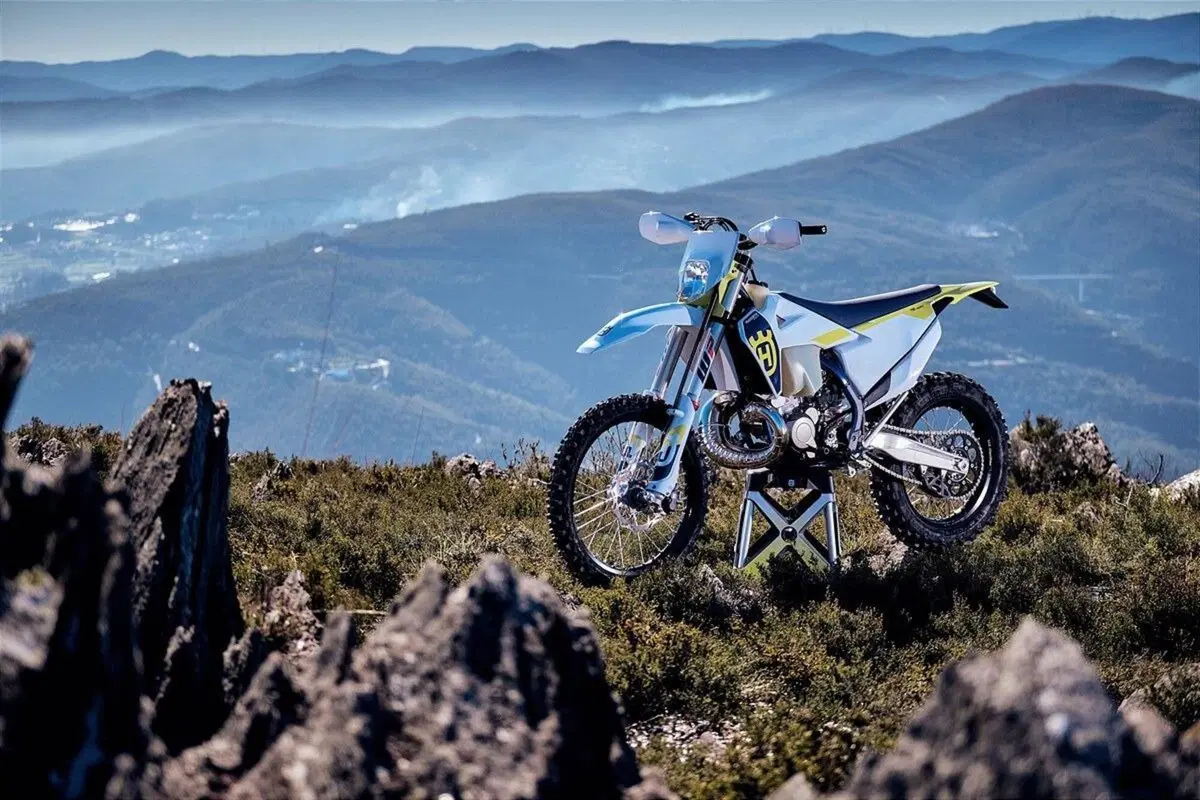 Ecco le Husqvarna FE e TE Enduro 2023. La novità e i prezzi (12)