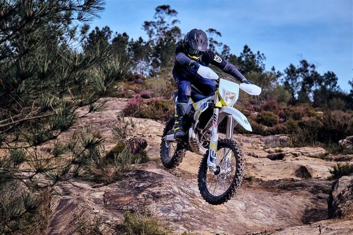 Ecco le Husqvarna FE e TE Enduro 2023. La novità e i prezzi (14)