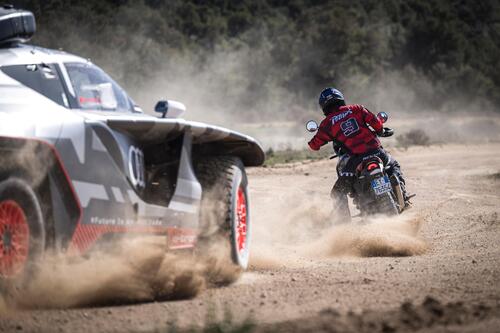 Danilo Petrucci con la Ducati DesertX e Carlos Sainz con l'Audi RS Q e-tron [Video] (4)