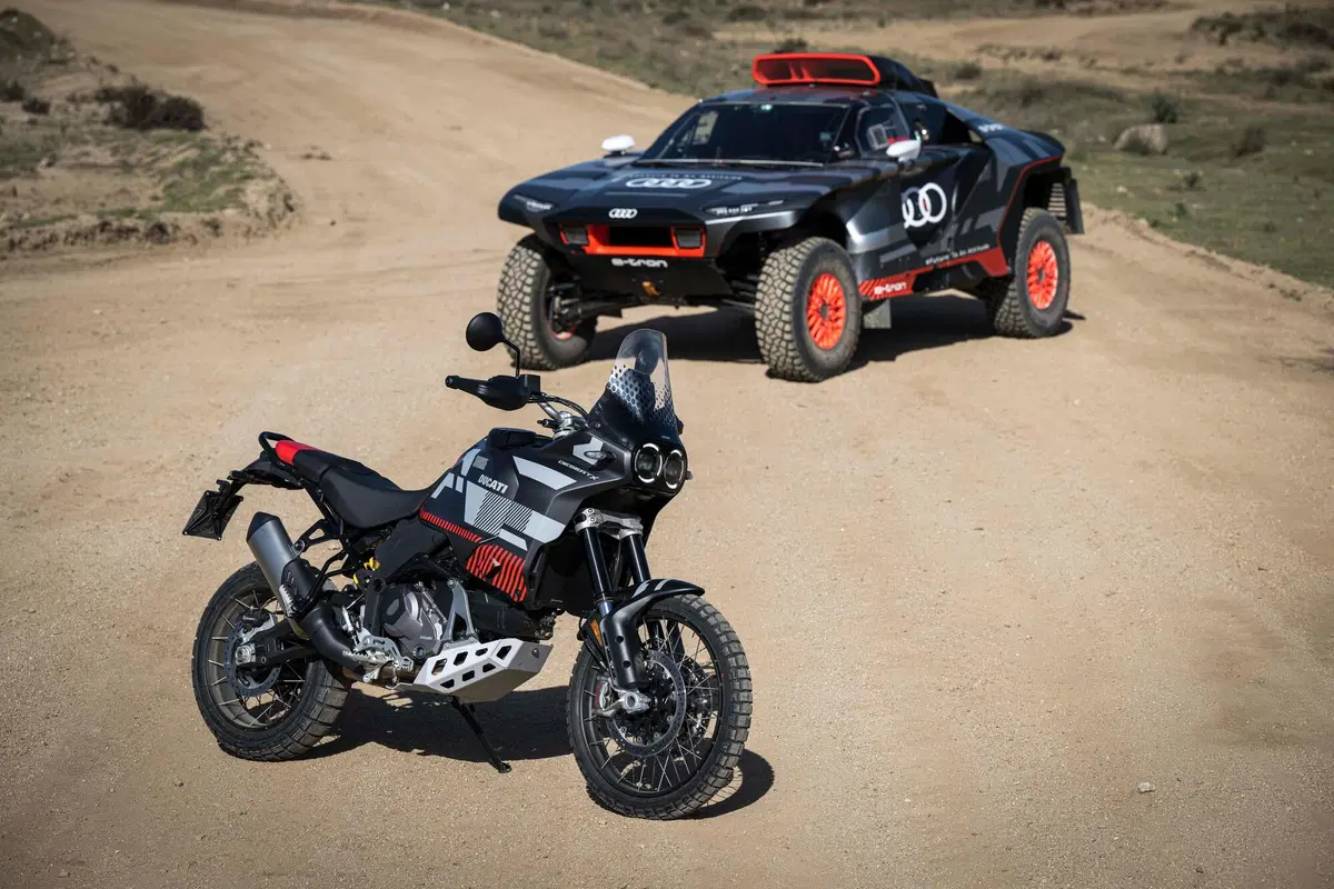 Danilo Petrucci con la Ducati DesertX e Carlos Sainz con l'Audi RS Q e-tron [Video] (3)