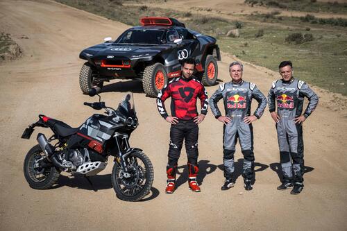 Danilo Petrucci con la Ducati DesertX e Carlos Sainz con l'Audi RS Q e-tron [Video] (2)