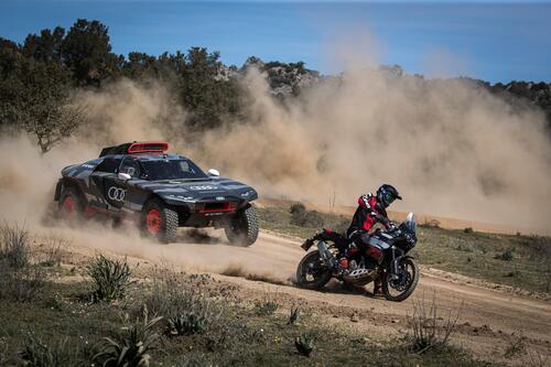 Danilo Petrucci con la Ducati DesertX e Carlos Sainz con l'Audi RS Q e-tron [Video] (6)