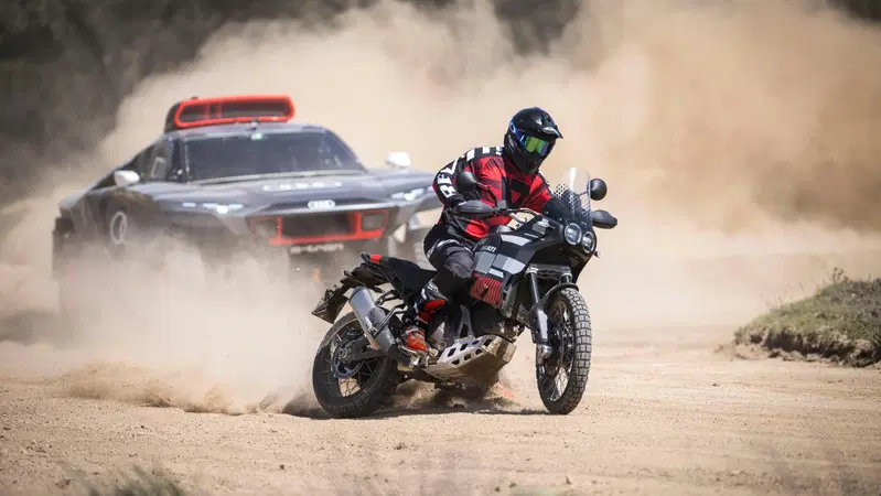 Danilo Petrucci con la Ducati DesertX e Carlos Sainz con l'Audi RS Q e-tron [Video]