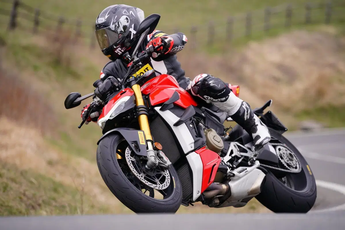 Pirelli Diablo Rosso IV Corsa (2)
