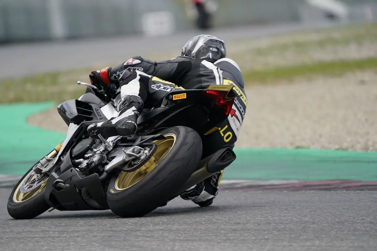 Pirelli Diablo Rosso IV Corsa (3)