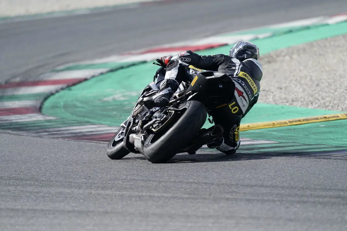 Pirelli Diablo Rosso IV Corsa (4)
