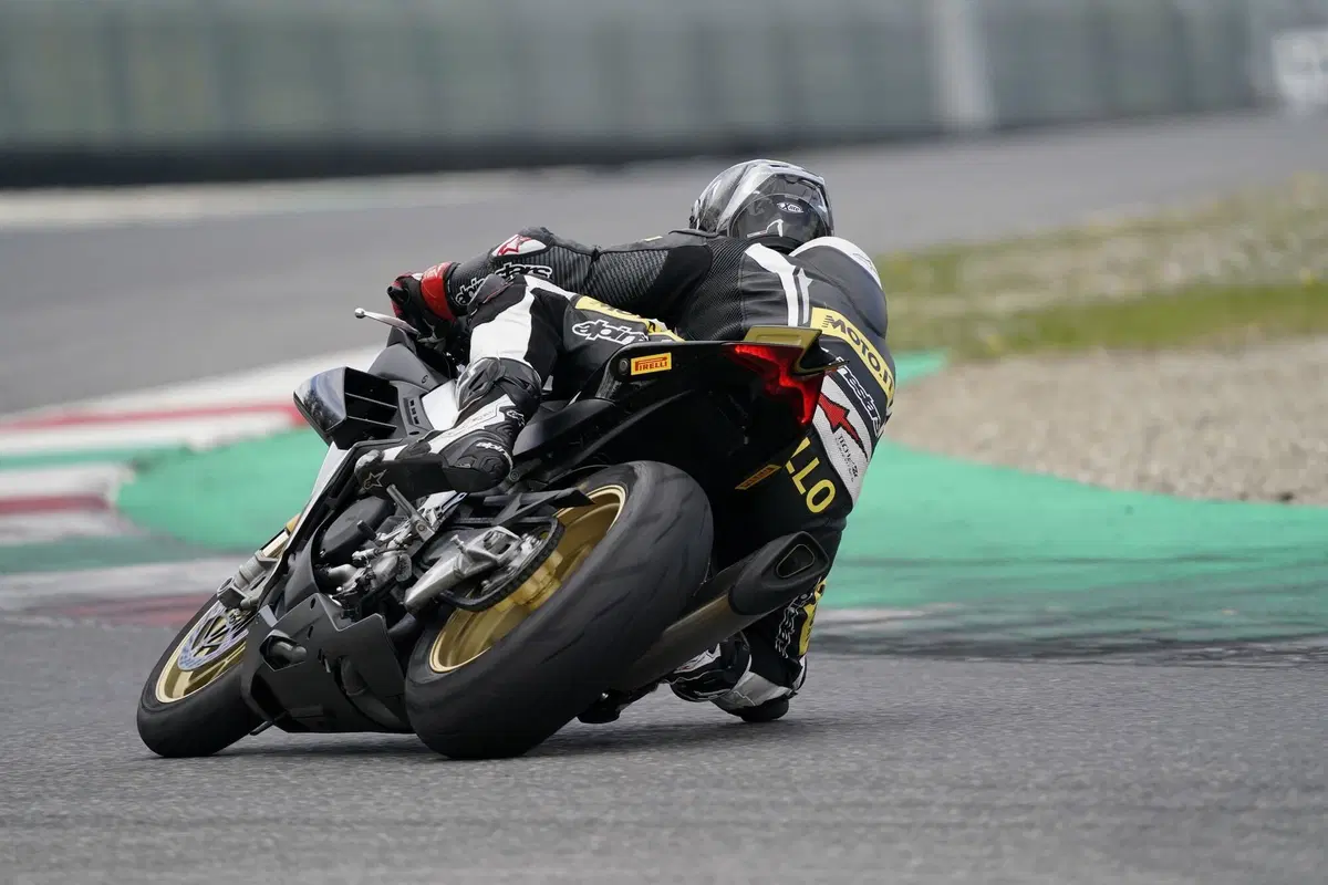 Pirelli Diablo Rosso IV Corsa (6)
