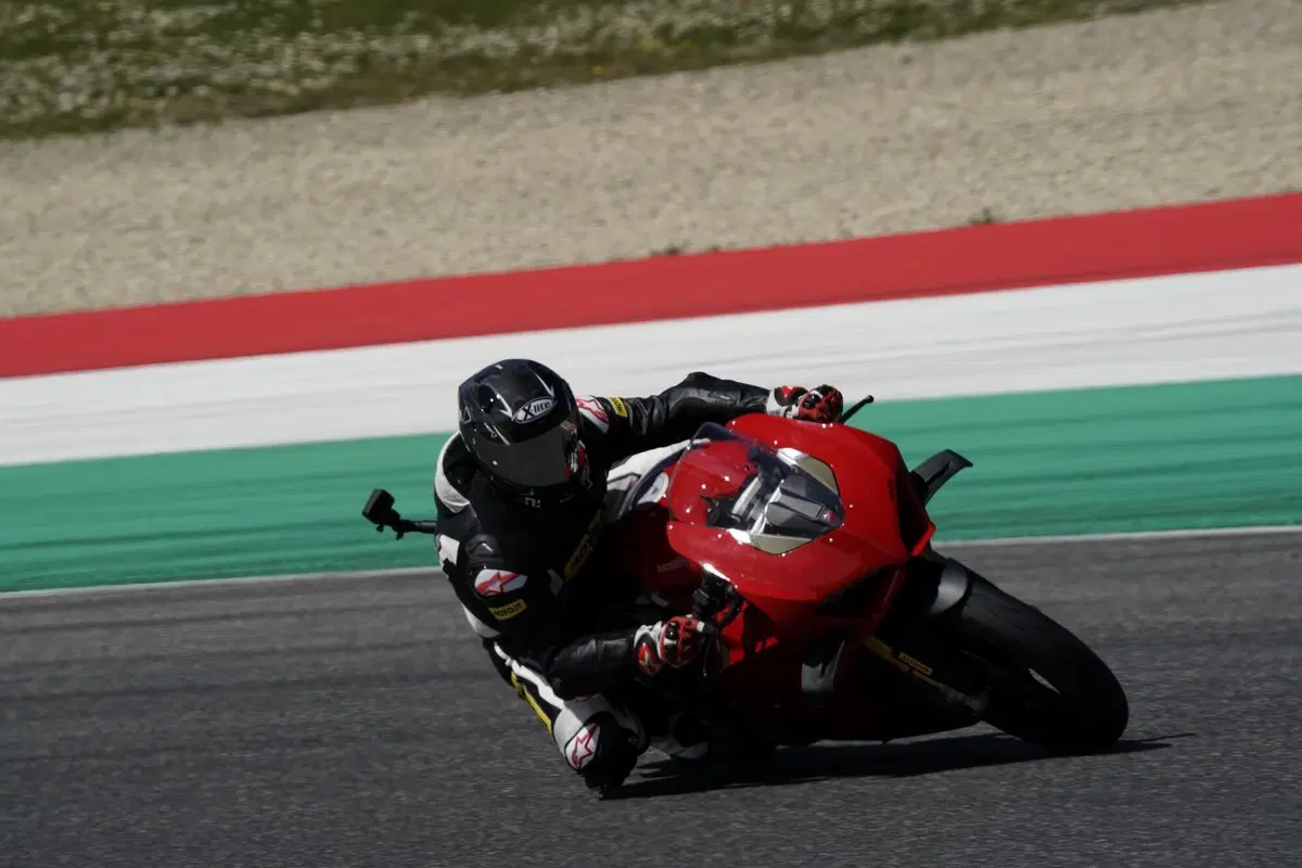 Pirelli Diablo Rosso IV Corsa (7)