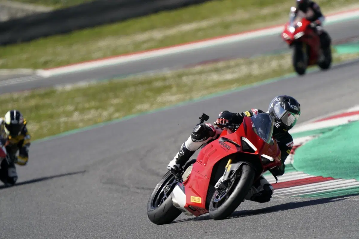 Pirelli Diablo Rosso IV Corsa (8)