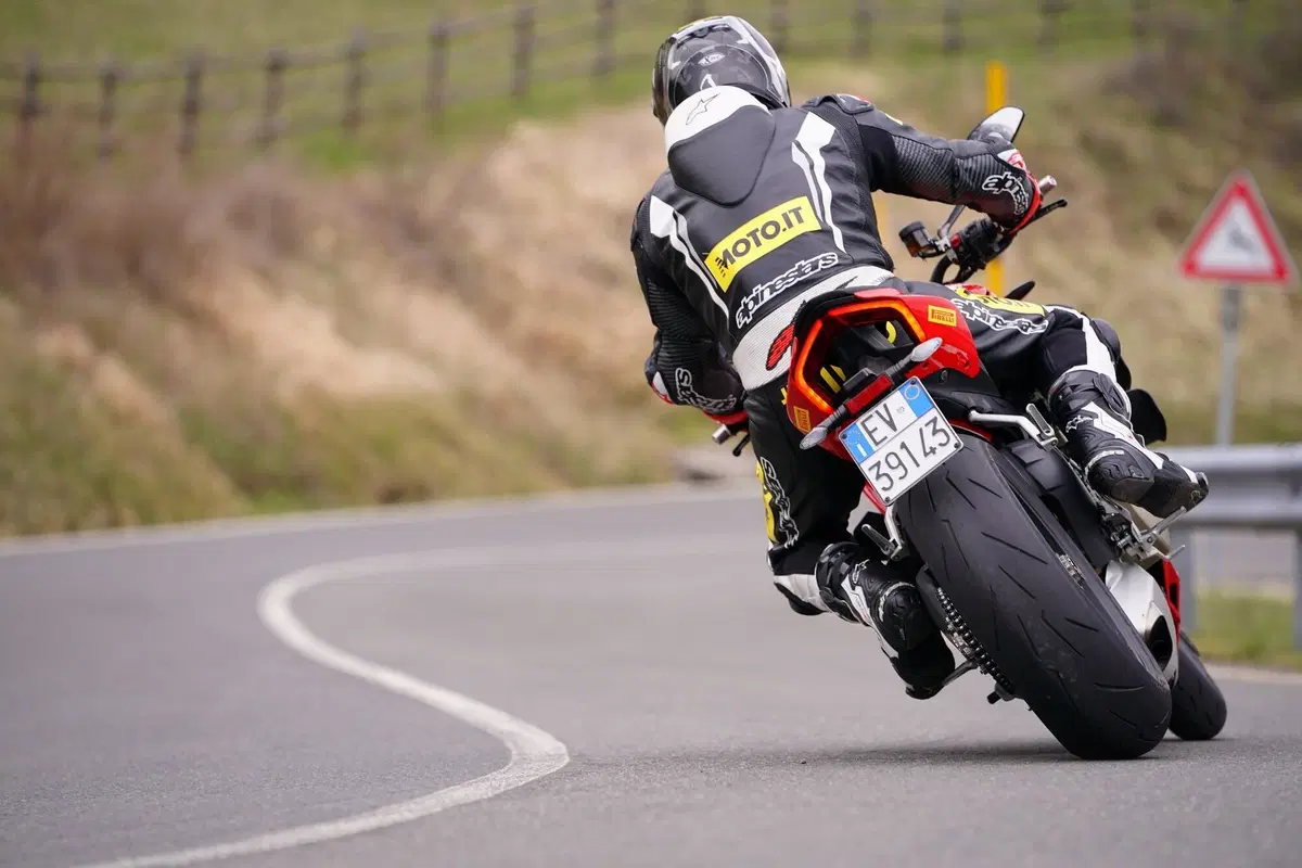 Pirelli Diablo Rosso IV Corsa (10)