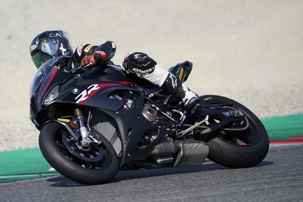 Pirelli Diablo Rosso IV Corsa (6)