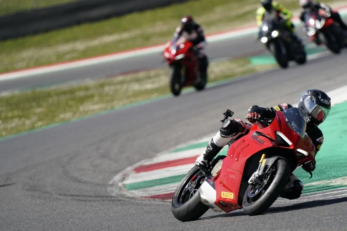 Pirelli Diablo Rosso IV Corsa (5)