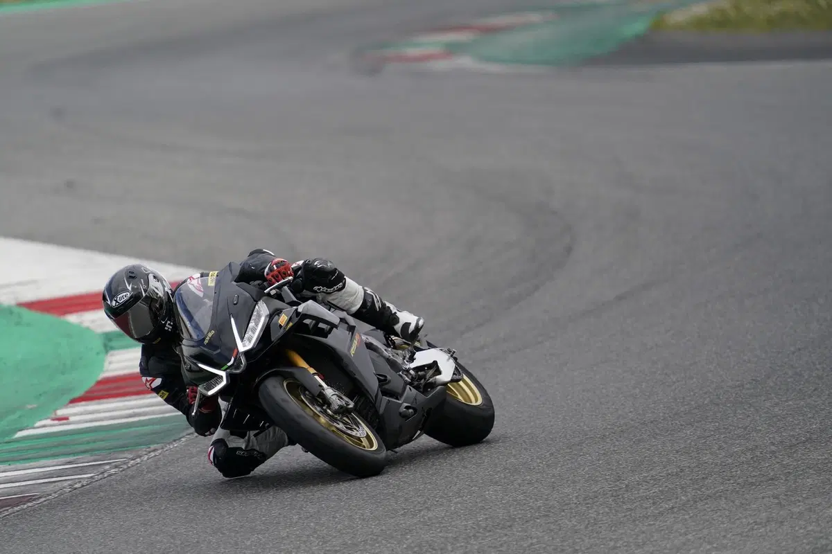 Pirelli Diablo Rosso IV Corsa (4)