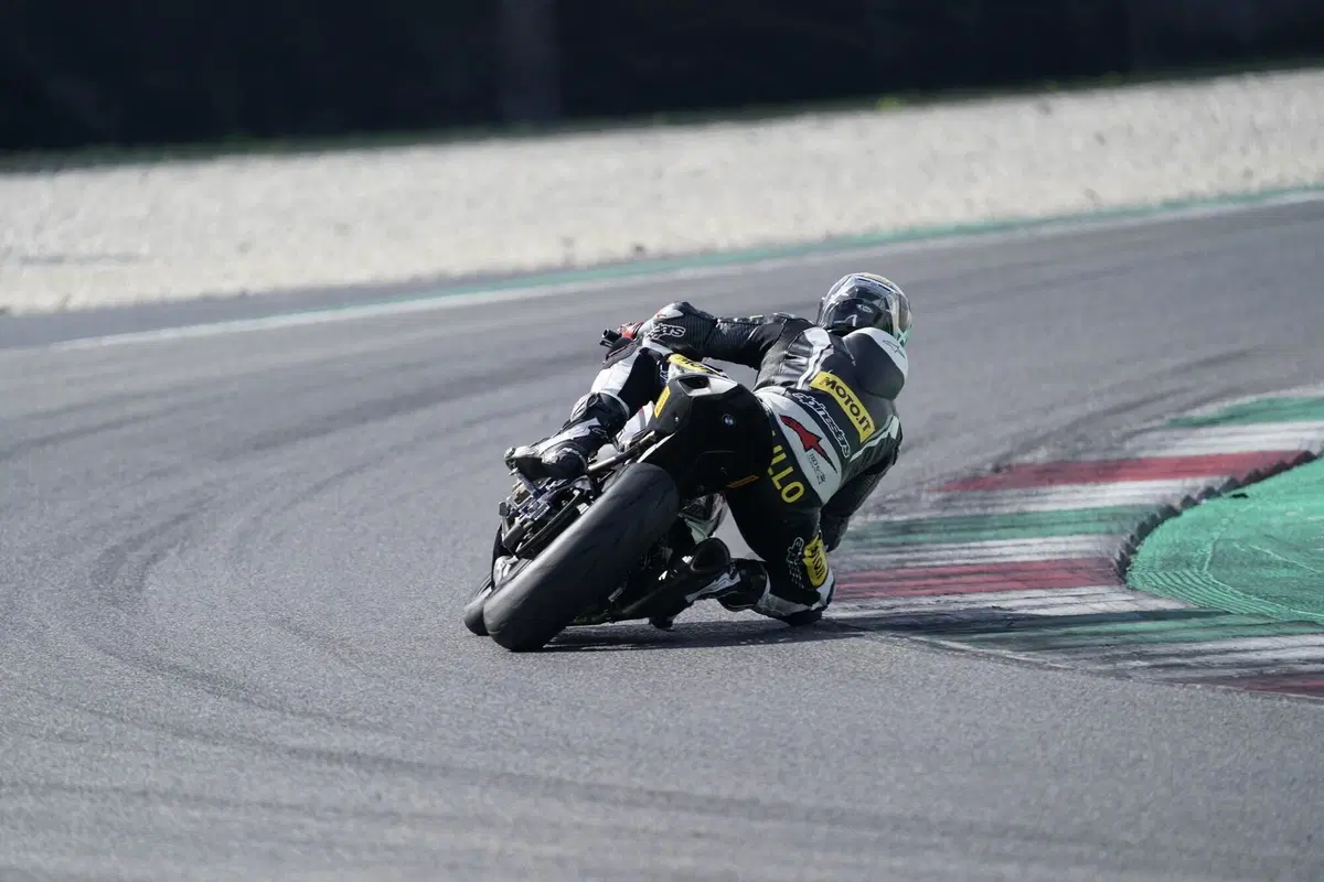 Pirelli Diablo Rosso IV Corsa (2)