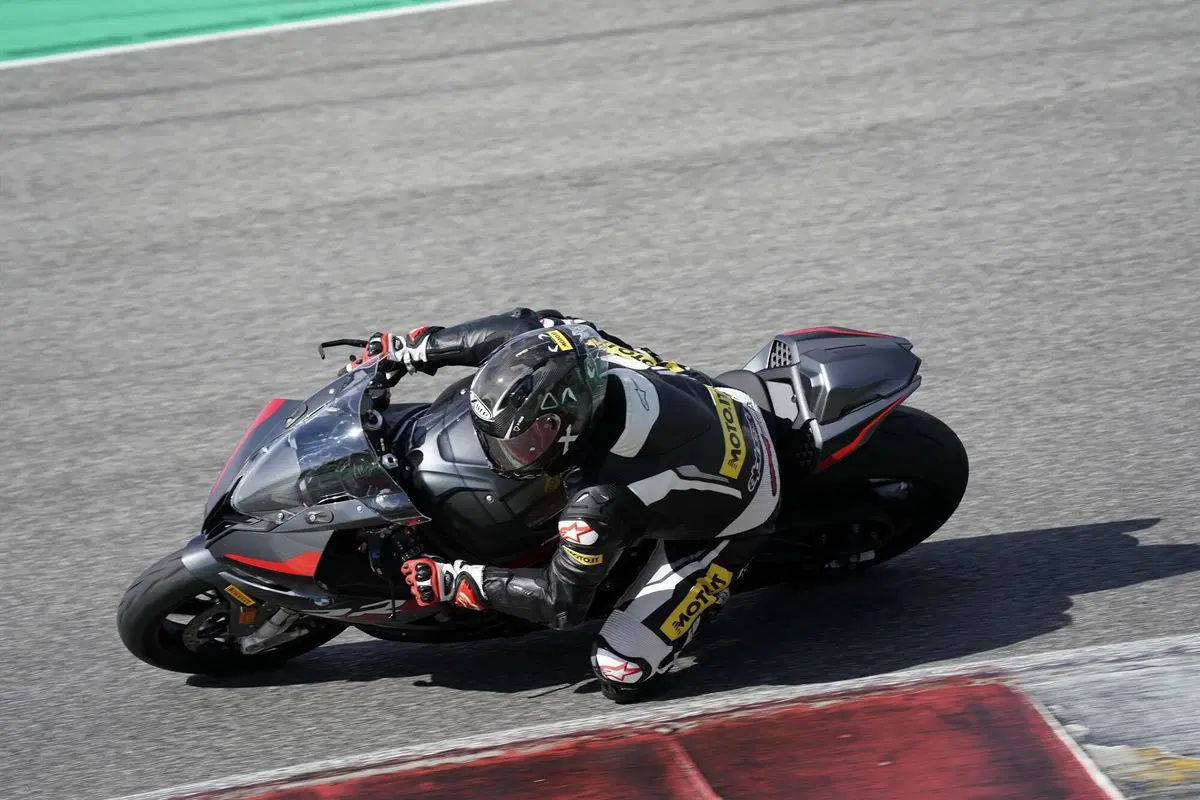 Pirelli Diablo Rosso IV Corsa (3)