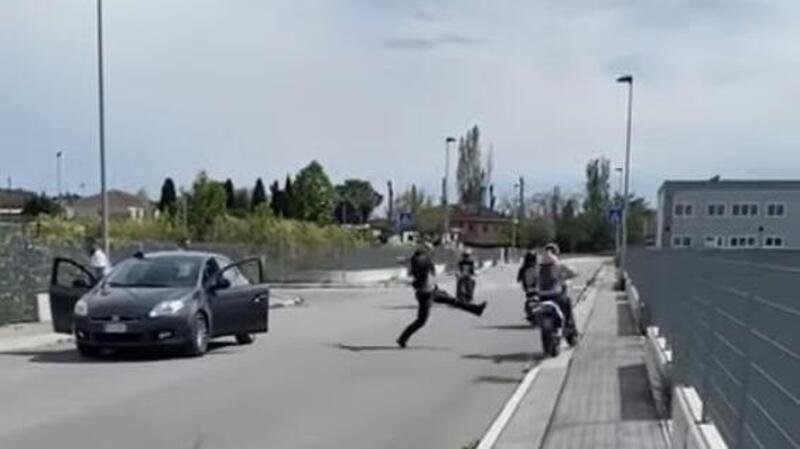Poliziotto cerca di fermare una moto con un calcio [VIDEO]