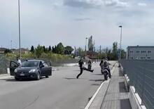 Poliziotto cerca di fermare una moto con un calcio [VIDEO]