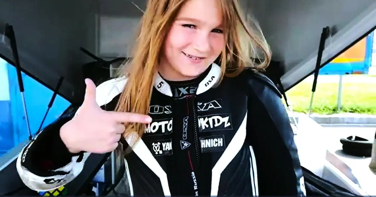 Nove anni e nessuna paura dell'acquaplaning in moto! [VIDEO VIRALE]