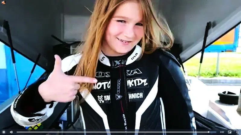 Nove anni e nessuna paura dell'acquaplaning in moto! [VIDEO VIRALE]