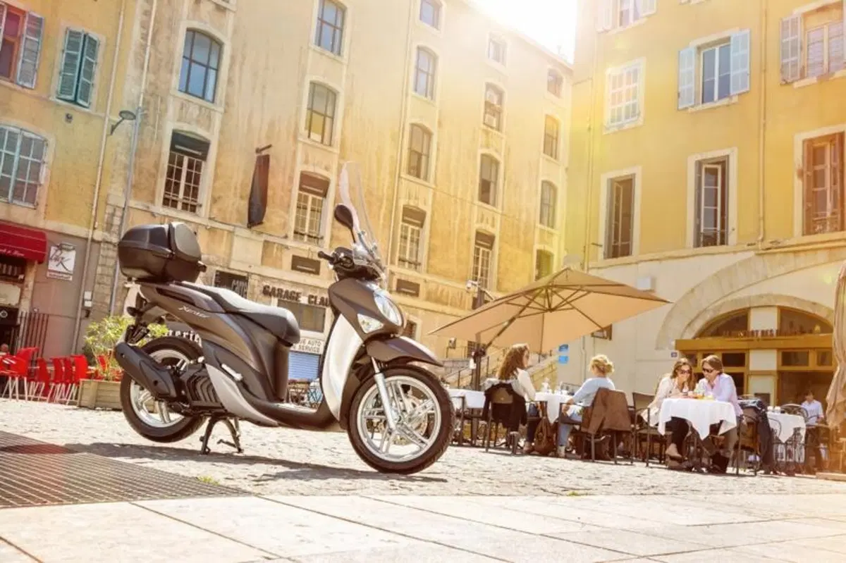 Yamaha Xenter 125 e 150, restyling per il modello 2015 (3)