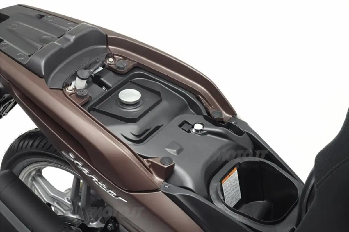 Yamaha Xenter 125 e 150, restyling per il modello 2015 (14)
